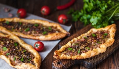 Turecka pizza to niebo w gębie. Z mięsnym farszem smakuje najlepiej