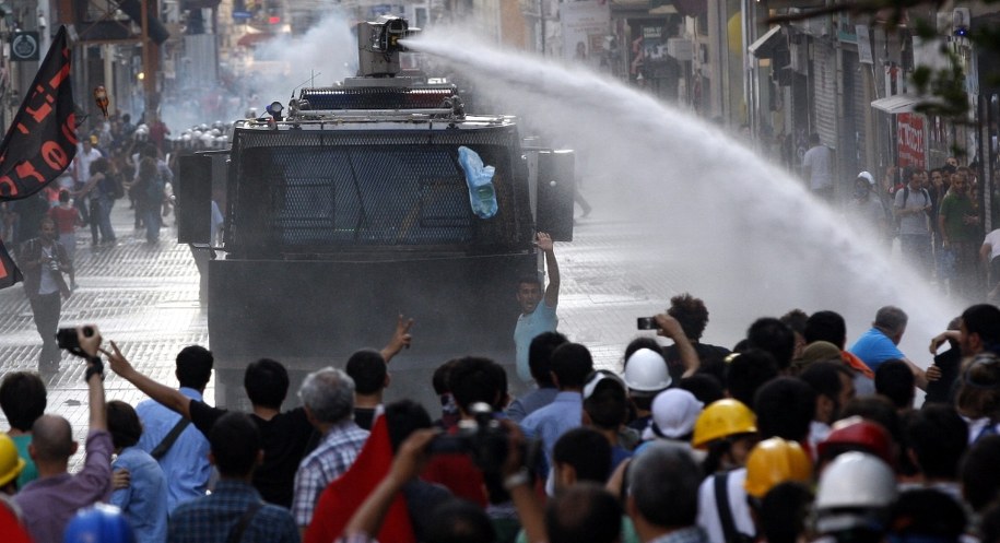 Turecka policja użyła gazu łzawiącego i armatek wodnych /SEDAT SUNA /PAP/EPA