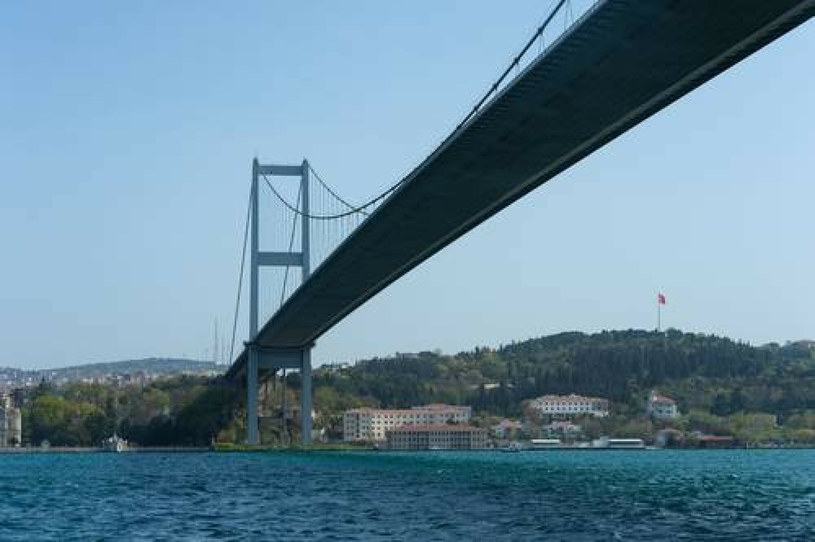 Turecki minister transportu i infrastruktury podjął decyzję o wzmocnieniu mostów w pobliżu Stambułu metalowymi płytami. Muszą przetrwać trzęsienie ziemi, aby mogli się nimi ewakuować mieszkańcy Stambułu /East News