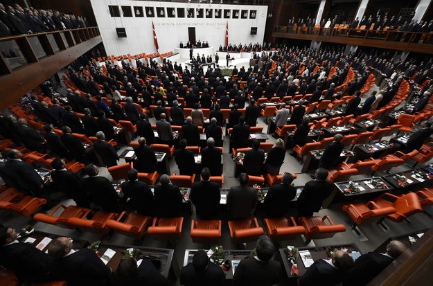 Turcja: Bijatyka w parlamencie. "Kopali się, okładali pięściami, obrzucali butelkami z wodą"
