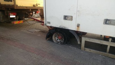 Turecki tir na krajowej "trójce" szorował po asfalcie felgą, aż sypały się iskry 