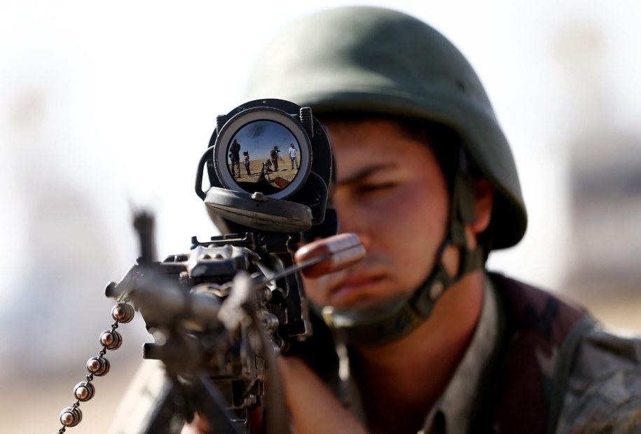 "Jeśli spadnie włos z głowy żołnierzom, armia zrobi co należy"