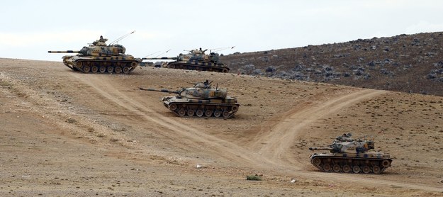 Tureckie czołgi przy granicy z Syrią /SEDAT SUNA /PAP/EPA