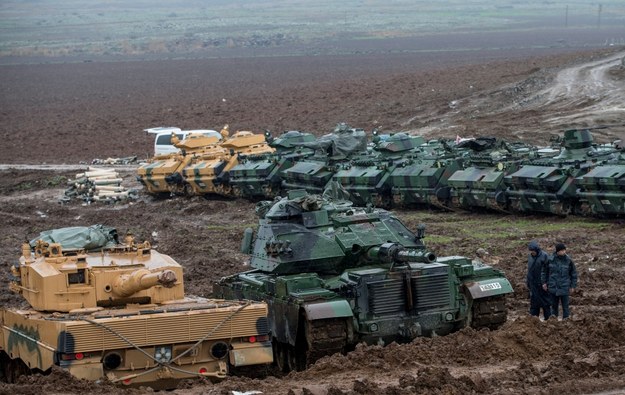 Tureckie czołgi w pobliżu granicy z Syrią /PAP/EPA