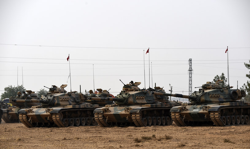 Tureckie czołgi w pobliżu syryjskiego miasta Karkamis /AFP