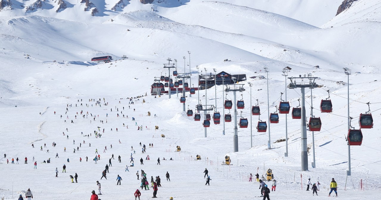 Tureckie ośrodki narciarskie oferują dobrze przygotowane trasy, długi sezon oraz komfortowe warunki do jazdy /East News