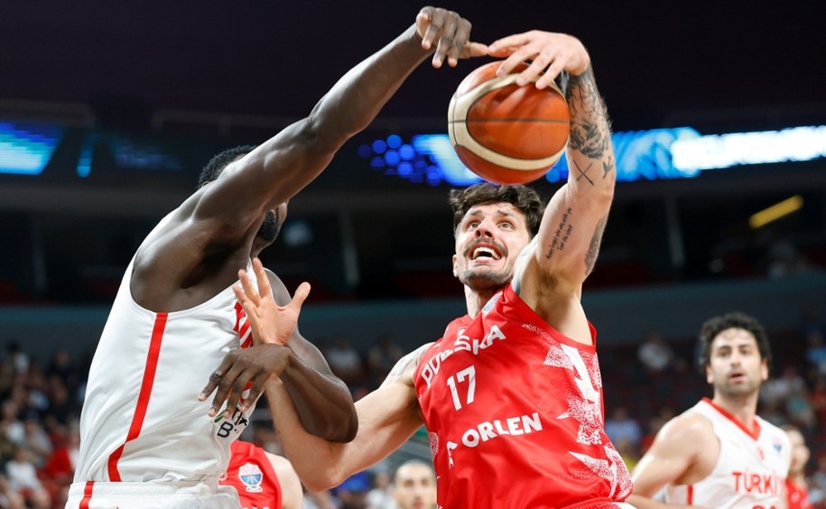 Turek Adem Bona (L) i Polak Dominik Olejniczak (P) podczas meczu ćwierćfinałowego mistrzostw Europy /TOMS KALNINS  /PAP/EPA