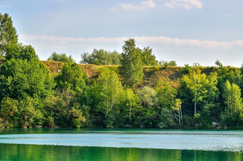 Turkusowa woda, piaszczysta plaża. Polski Balaton idealny na słoneczny weekend