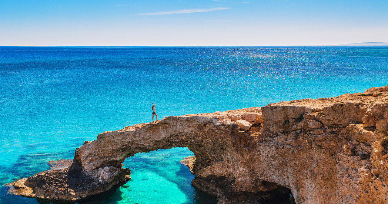 Turkusowa woda, urokliwe plaże, starożytne zabytki i eleganckie hotele to tylko niektóre zalety, jakimi może pochwalić się Cypr. Wyspa jest chętnie odwiedzana również przez turystów z Polski. /123RF/PICSEL