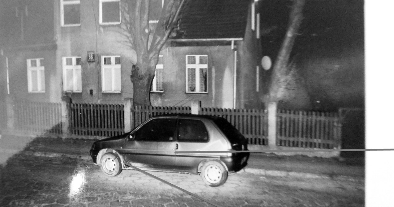 Turkusowy peugeot porzucony przez morderców kwaśnego. /Fot. Akta sądowe /materiały prasowe