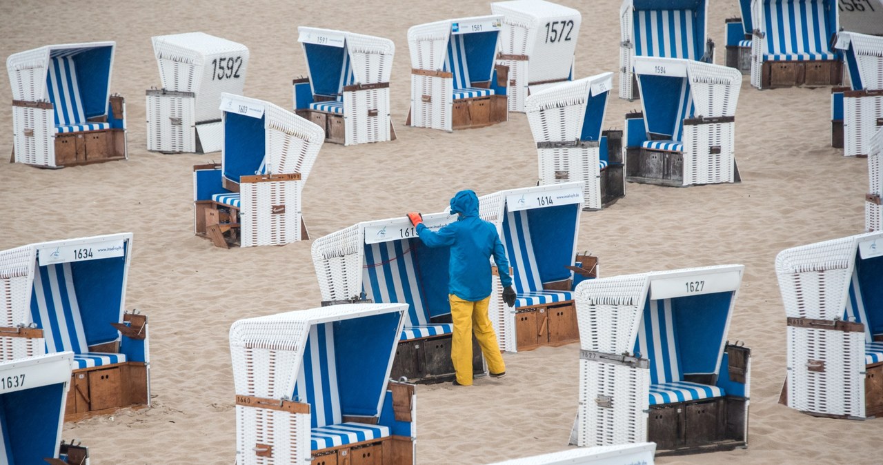 Turyści będą mogli uzyskać rekompensatę za deszczowe dni podczas wakacji /Daniel Bockwoldt/dpa/picture alliance /AFP