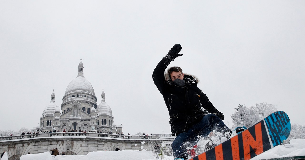 Turyści cieszą się z zimy w Paryżu