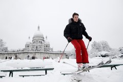 Turyści cieszą się z zimy w Paryżu