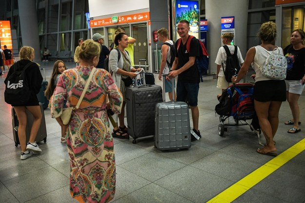 Turyści ewakuowani z greckiej wyspy Rodos wylądowali na lotnisku Chopina w Warszawie, /Marcin Obara /PAP