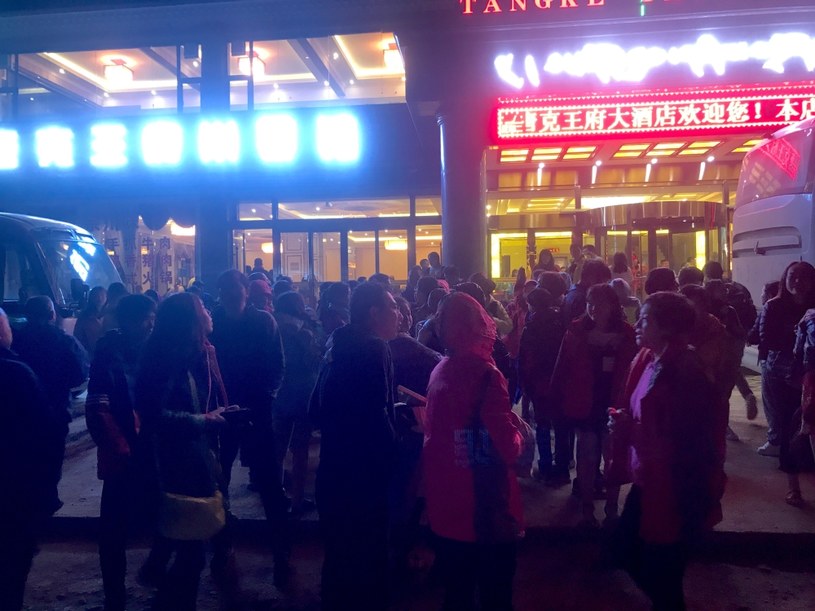 Turyści ewakuowani z hotelu po trzęsieniu ziemi w Syczuanie /RAJ WONG  /PAP/EPA