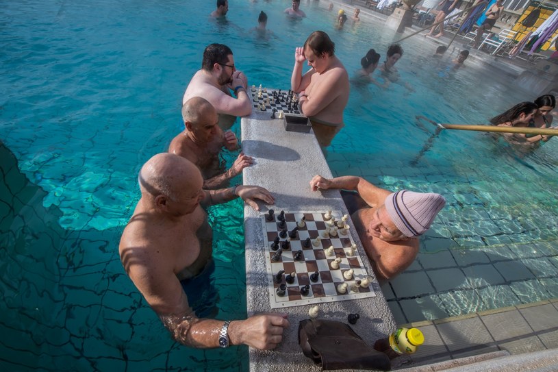 Turyści i goście grają w szachy w Spa Szechenyi w Budapeszcie (Węgry) /Ferenc Isza /AFP