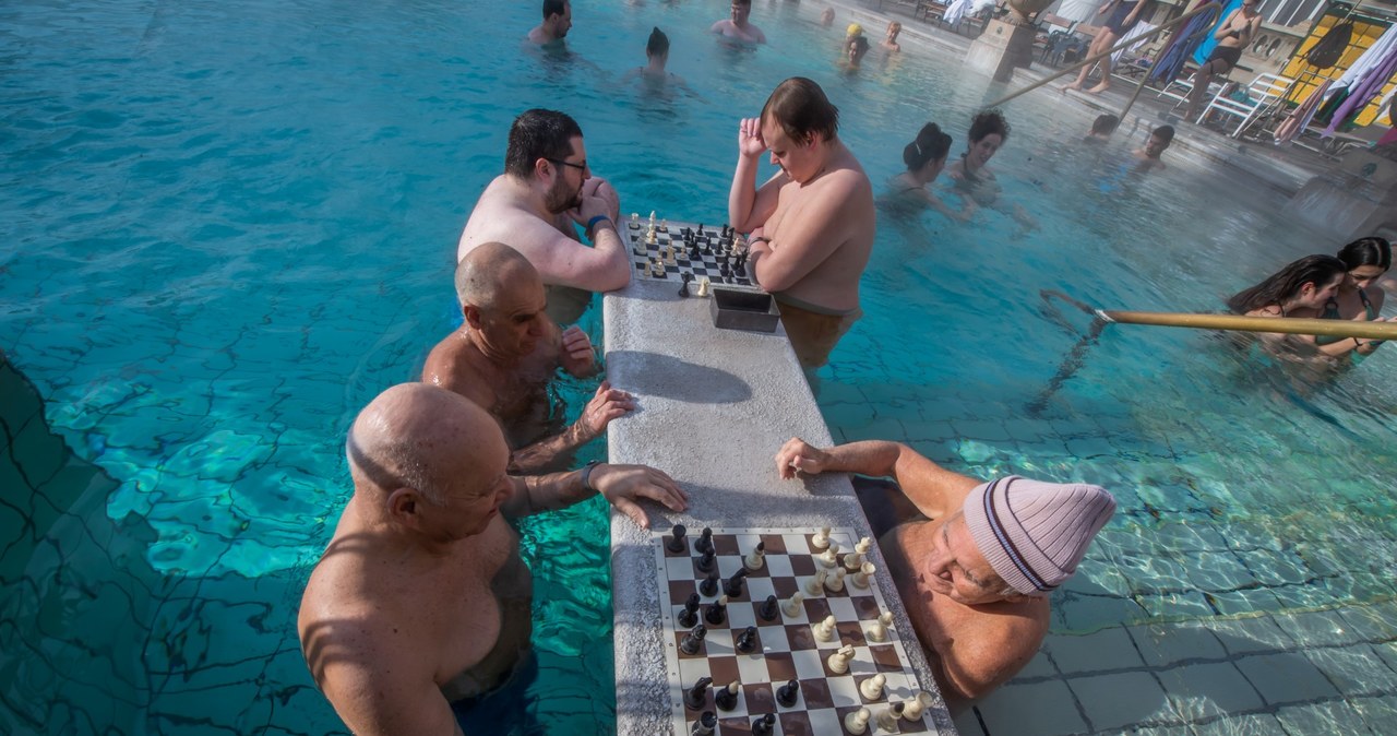 Turyści i goście grają w szachy w Spa Szechenyi w Budapeszcie (Węgry) /Ferenc Isza /AFP