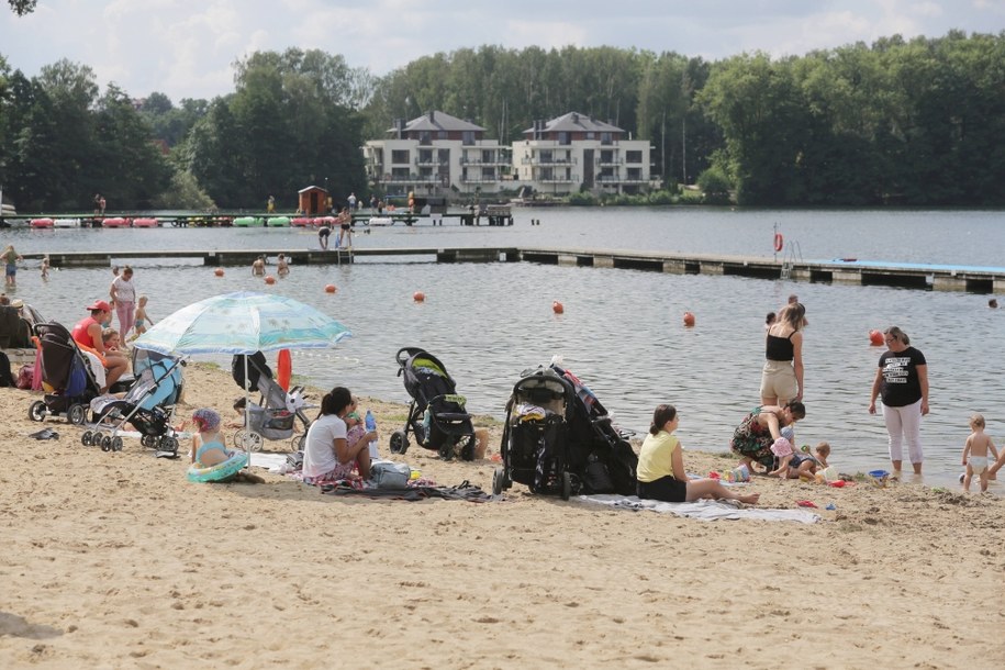 Turyści i wczasowicze na plaży w Centrum Rekreacyjno-Sportowym "Ukiel" /Tomasz Waszczuk /PAP