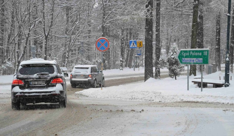 Turyści jeżdżący na letnich oponach powodują paraliż komunikacyjny Podhala /PAP /PAP