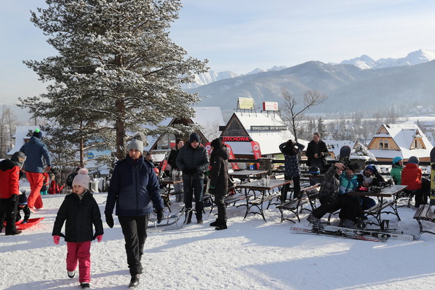 Turyści korzystają z uroków świątecznego urlopu w górach na stacji narciarskiej Polana Szymoszkowa w Zakopanem / 	Grzegorz Momot    /PAP