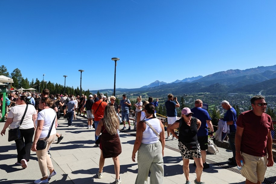 Turyści korzystają ze słonecznej pogody na Gubałówce w Zakopanem /Grzegorz Momot /PAP