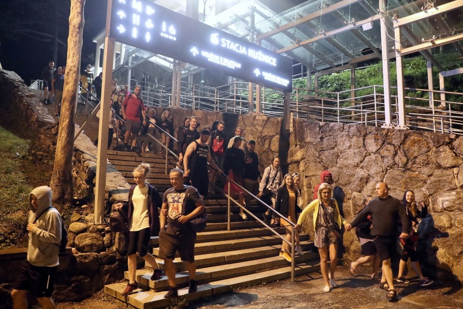 Turyści, którzy utknęli na szczycie Kasprowego Wierchu / 	Grzegorz Momot    /PAP