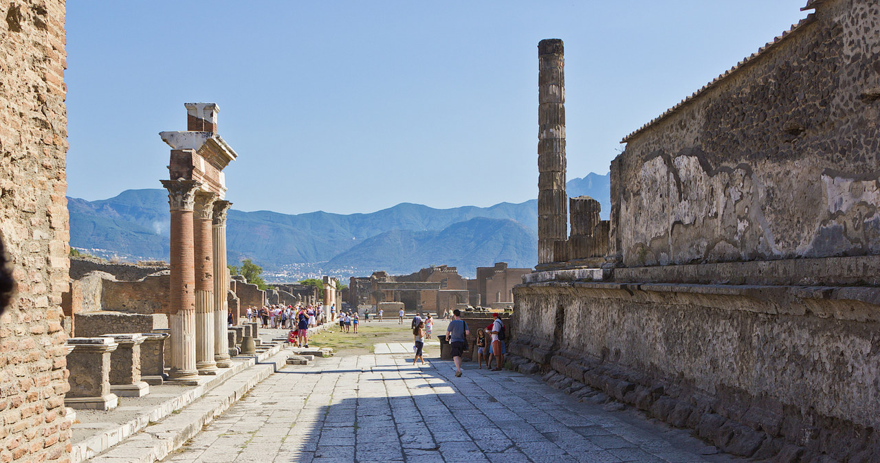 Turyści mają dość upałów. W Pompejach zaproponowano zwiedzanie w cieniu /123RF/PICSEL