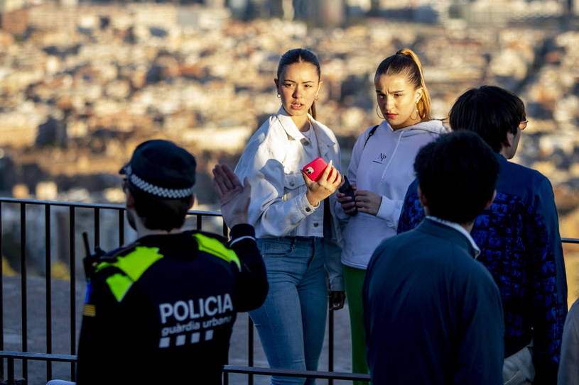 Turyści mocno uprzykrzają życie mieszkańcom takich miast jak Barcelona /Nur Photo /Getty Images