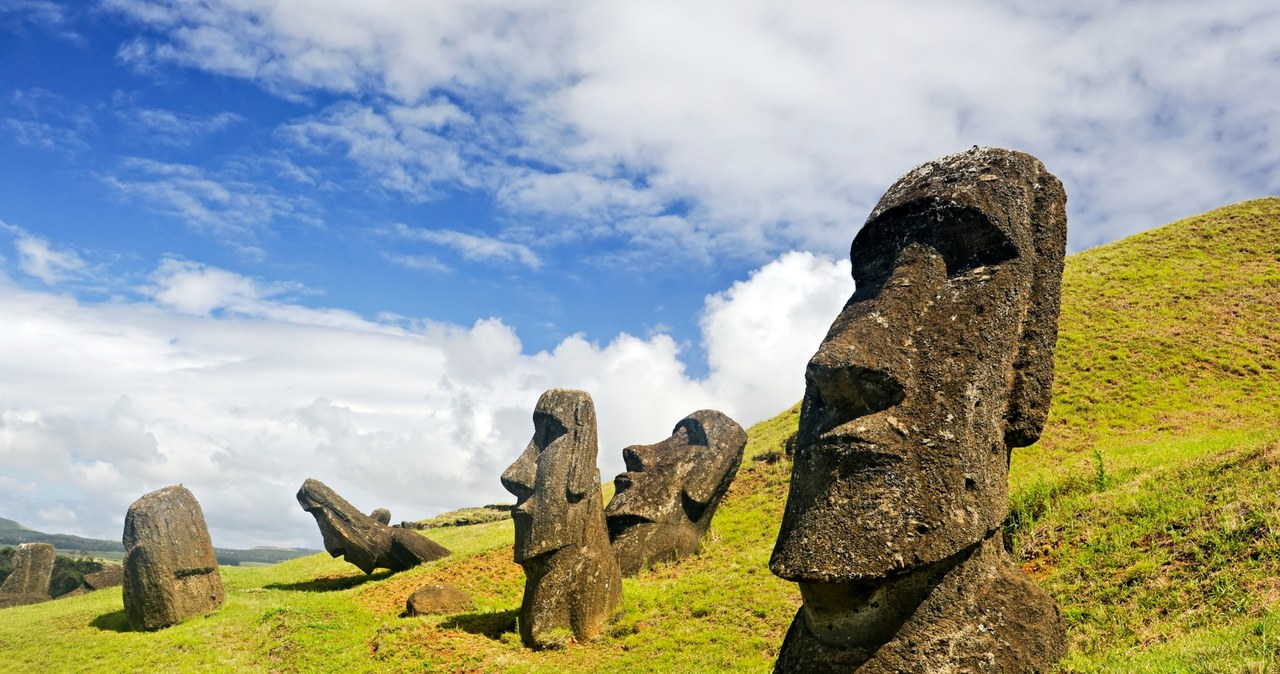 Turyści mogą zagrażać moai /123RF/PICSEL