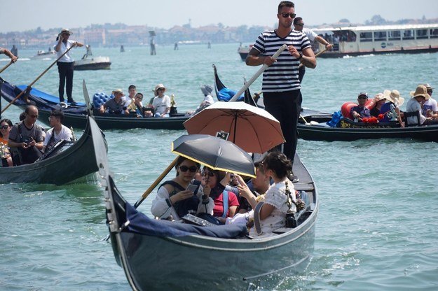 Turyści na gondoli w Wenecji. /ANDREA MEROLA /PAP/EPA