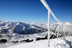 Turyści na Kasprowym Wierchu cieszą się z zimowej aury