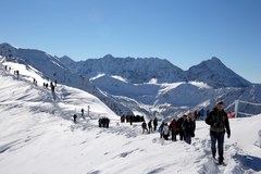 Turyści na Kasprowym Wierchu cieszą się z zimowej aury