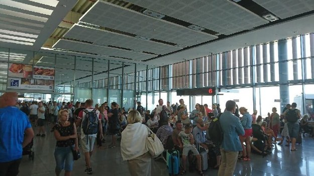 Turyści na lotnisku w Burgas /Gorąca Linia RMF FM /
