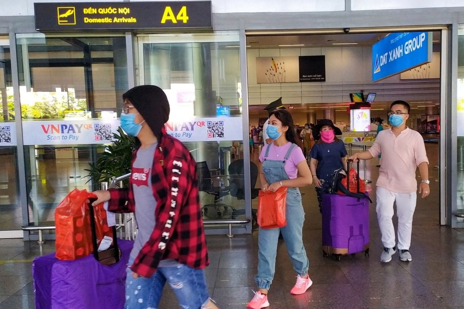 Turyści na lotnisku w Danang /STRINGER /PAP/EPA