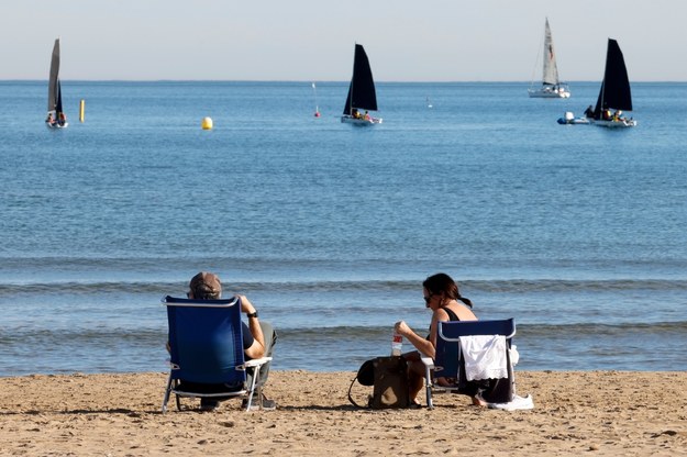 Turyści na plaży Malvarrosa w Walencji. W poniedziałek termometry pokazały tam 25 stopni. /Ana Escobar  /PAP/EPA