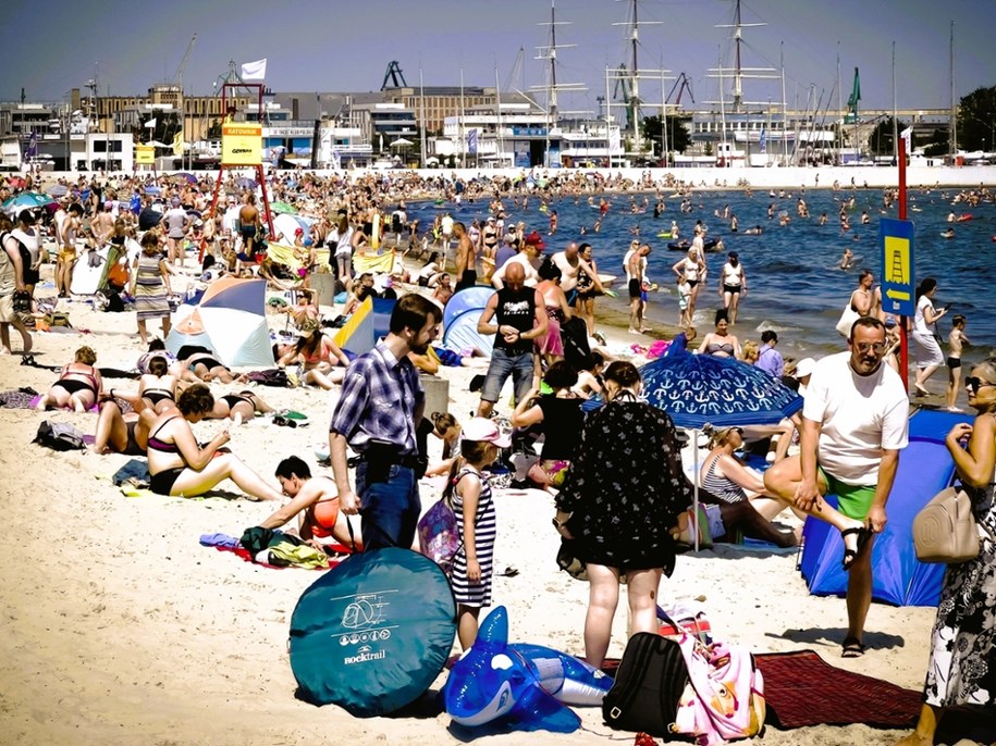 Turyści na plaży miejskiej w Gdyni (zdj. arch.) /Jerzy Ochoński   /PAP