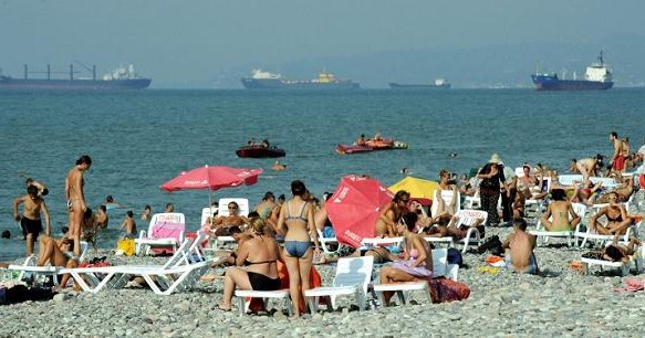 Turyści na plaży w Batumi nad Morzem Czarnym /AFP