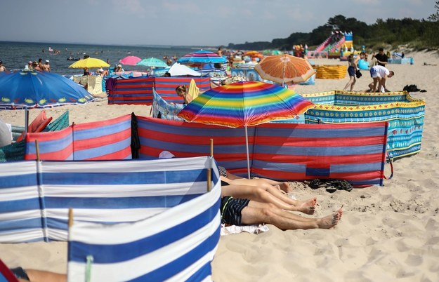 Turyści na plaży /Rafał Guz /PAP