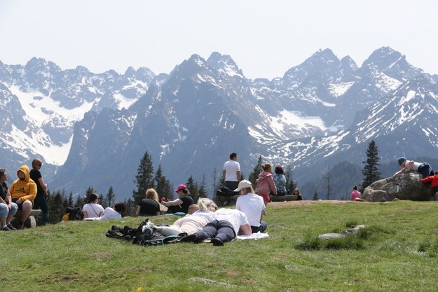 Turyści na Rusinowej Polanie w Tatrach, 28 maja 2023 r. /Grzegorz Momot /PAP