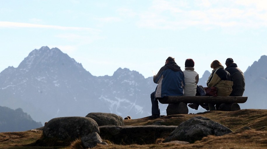 Turyści na Rusinowej Polanie. Z lewej strony Gerlach (zdj. arch.) / 	Grzegorz Momot    /PAP