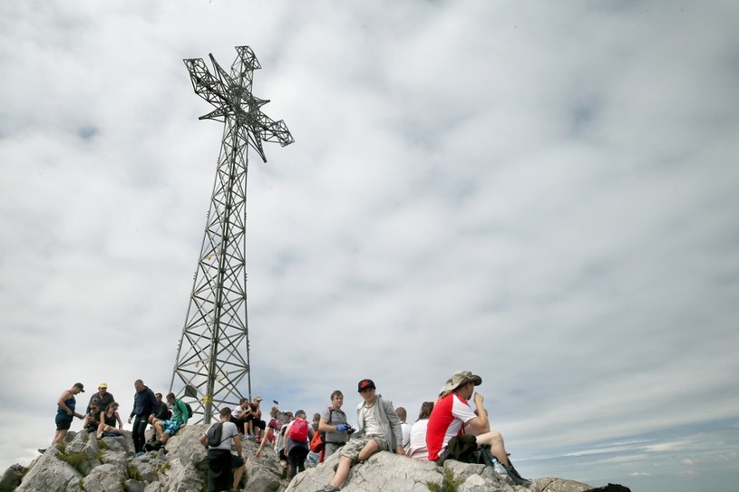 Turyści na szczycie Giewontu. Nie wszyscy muszą od razu porywać się na Rysy... /East News