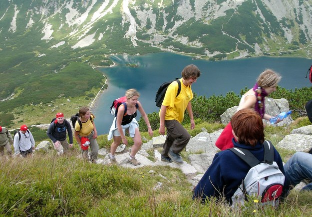 Turyści na szlaku w rejonie Hali Gąsienicowej na zdjęciu ilustracyjnym / 	Grzegorz Momot    /PAP