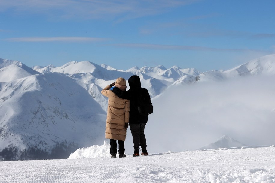 Turyści na szlaku w rejonie Kasprowego Wierchu /Grzegorz Momot /PAP