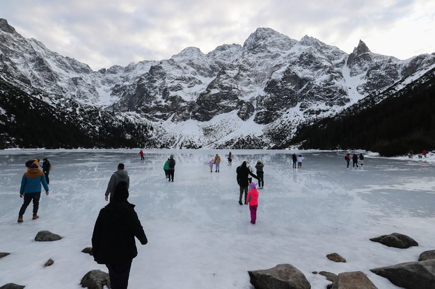 Turyści na tafli lodu na jeziorze Morskie Oko w Tatrach /Grzegorz Momot /PAP