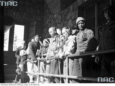 Turyści na tarasie stacji na Kasprowym Wierchu w 1936 roku /Ze zbiorów Narodowego Archiwum Cyfrowego