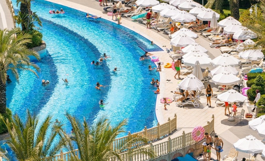 Czystka przed wakacjami. Tysiące hoteli bez licencji, turyści przerażeni