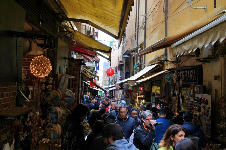 Turyści na wąskiej i zatłoczonej ulicy via San Gregorio Armeno /Maciej Nycz /RMF FM