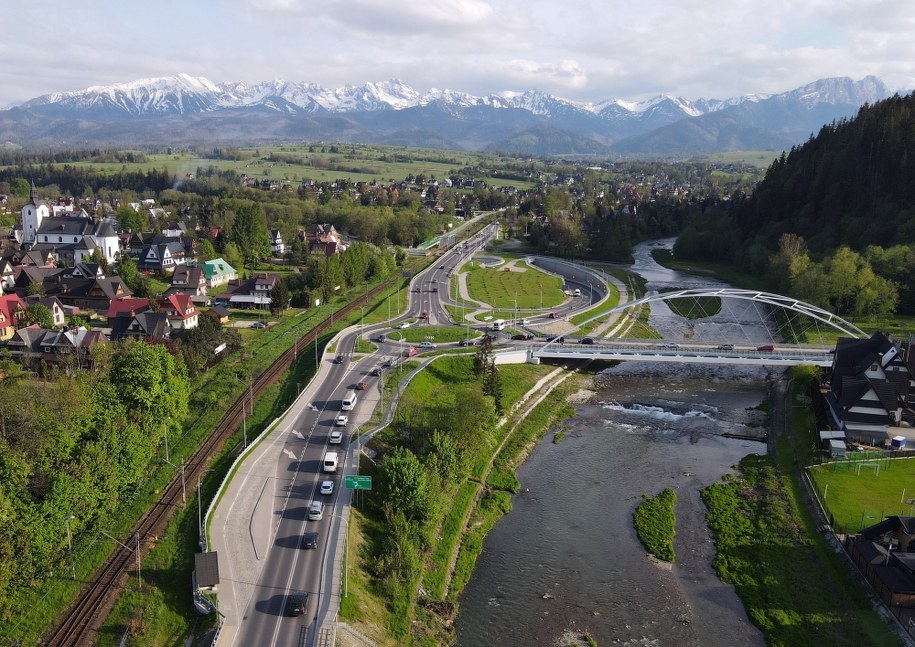 Turyści na Zakopiance w drodze pod Tatry, 2 bm. w okolicach Poronina / 	Grzegorz Momot    /PAP