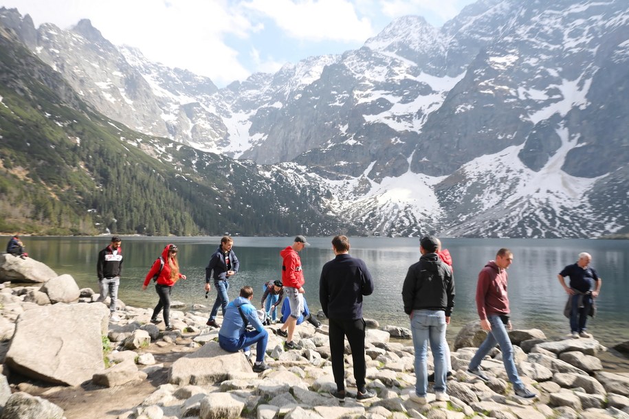 Turyści nad Morskim Okiem na zdjęciu ilustracyjnym / 	Grzegorz Momot    /PAP