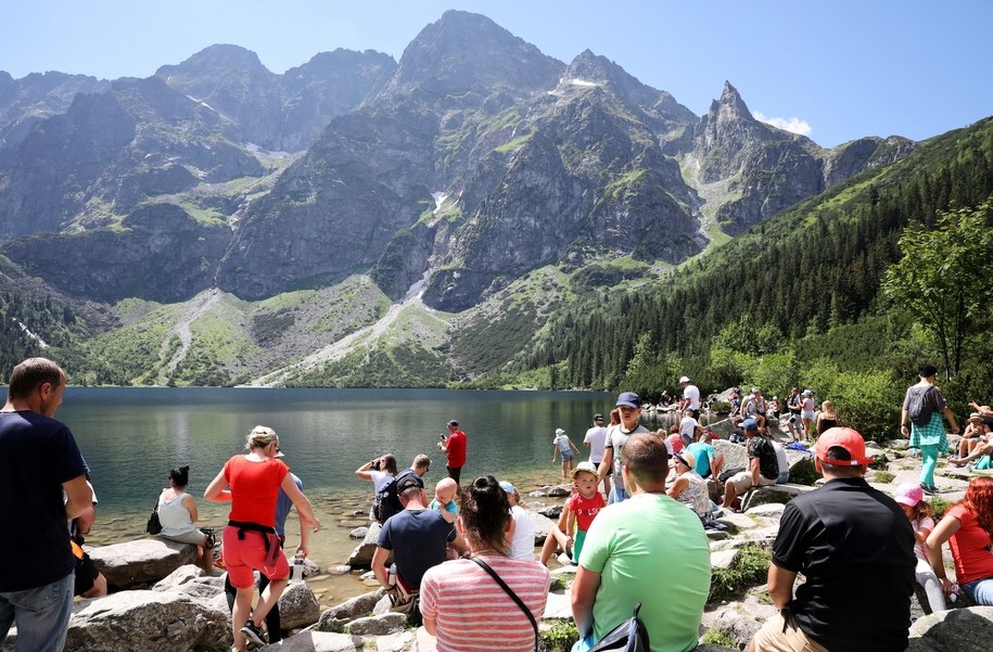 Turyści szturmują Morskie Oko. Dojazd zamknięty